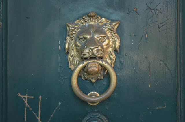 door knocker