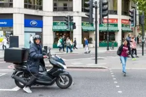 Wypdaek przez motocyklistę