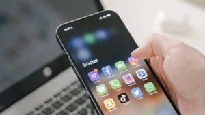 retele social media pe telefon