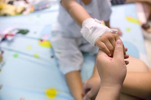 copil in spital dupa interventie chirurgicala