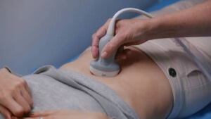 o femeie la o ecografie abdominala