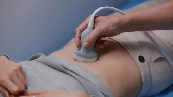 o femeie la o ecografie abdominala