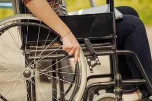 femeie intr-un carucior cu rotile