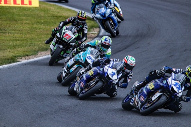snetterton race track with motorcyclists