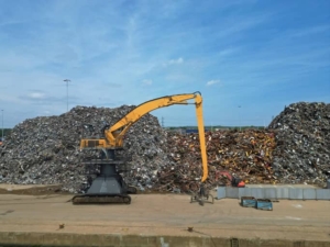 Escavator intr-un centru de reciclare